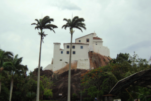 O Convento da Penha é um importante santuário localizado na cidade de Vila Velha, no estado do Espírito Santo.