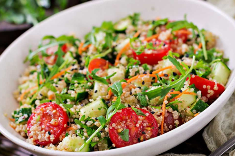 Salada de Quinoa com legumes, uma explosão de sabores e nutrientes em um prato leve e delicioso! Mergulhe nessa jornada de sabor!